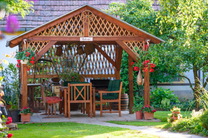 Léto volá po stínu! Pergola snů: Hliník nebo dřevo – co zvolit a proč?
